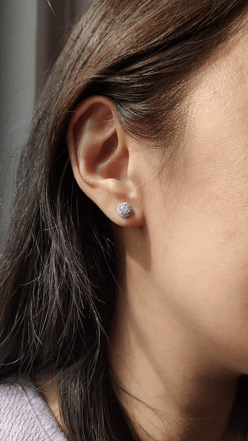 Halo diamond earring on a model