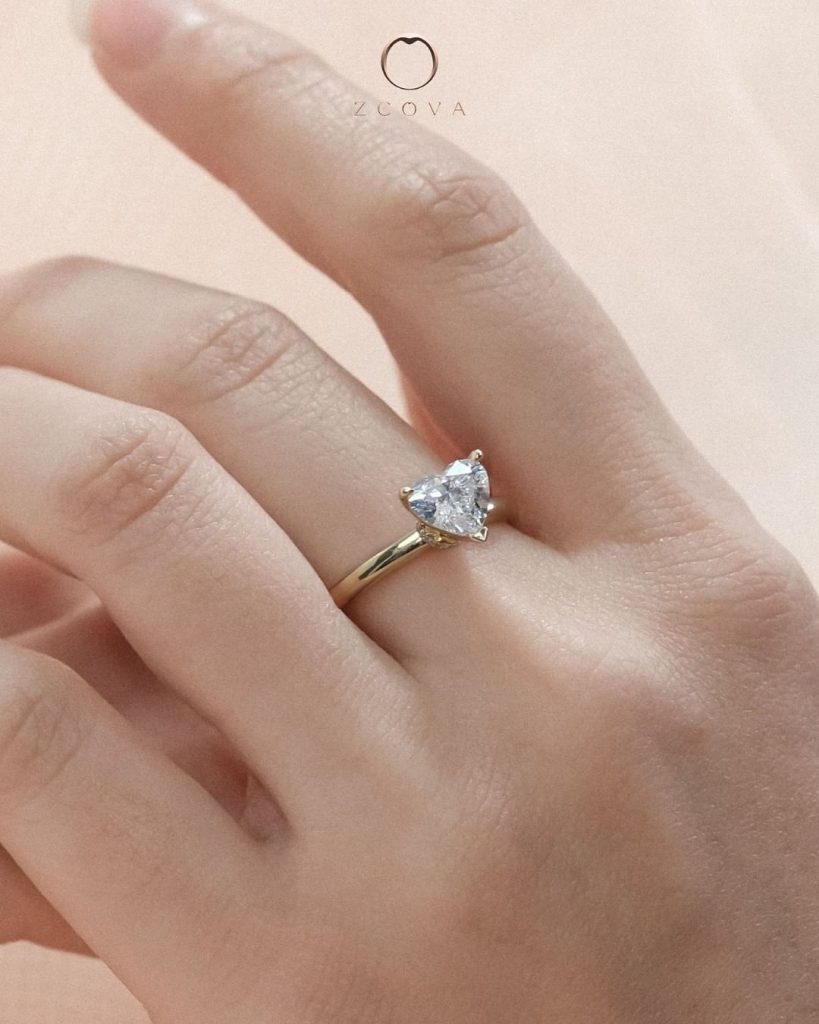 Heart shape Diamond Engagement Ring in 18K yellow gold