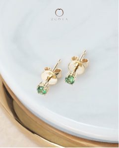 Round cut Emerald Gemstone stud earring in Yellow Gold